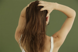 Immagini di una donna che si massaggia i capelli.