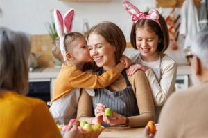 Glückliche Familie mit Kindern beim Basteln zu Ostern