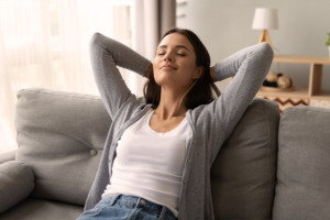 Image de femme se détendant dans un fauteuil.