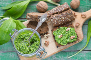 Vollkornbrot mit selbstgemachtem Bärlauchpesto im Glas und frischem Bärlauch