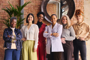 Eine Gruppe Frauen und Mütter verschiedenen Alters mit selbstbewusster Haltung und freundlichem Gesichtsausdruck