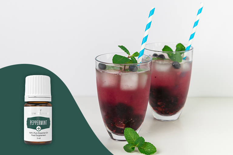 Afbeelding van twee glazen blauwe bessenlimonade met Peppermint+.