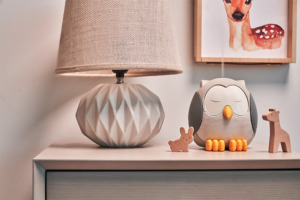 Bild des Feather the Owl Diffusers, einem Diffusor in Form einer Eule, in einem Kinderzimmer.