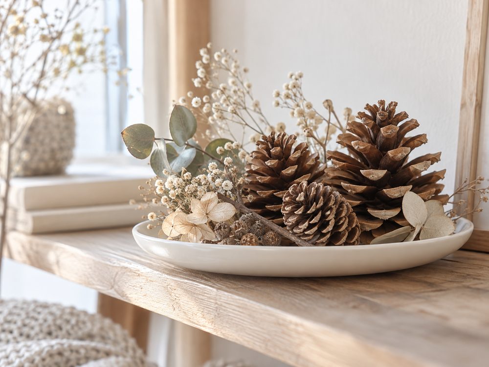aroma-diy-pinecone-ornament-arrange-02-tray 器に並べてインテリアにアレンジ