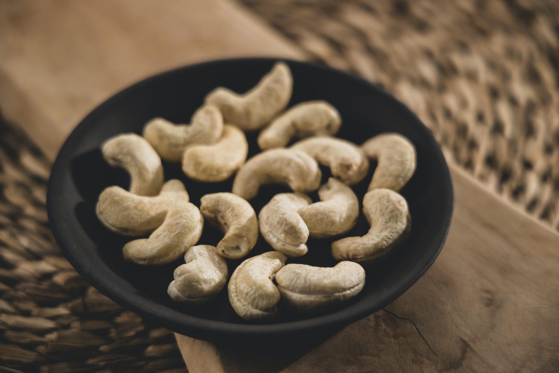 pexels-engin-akyurt-5472144 Cashews in a bowl - Young Living Lavender Life Blog