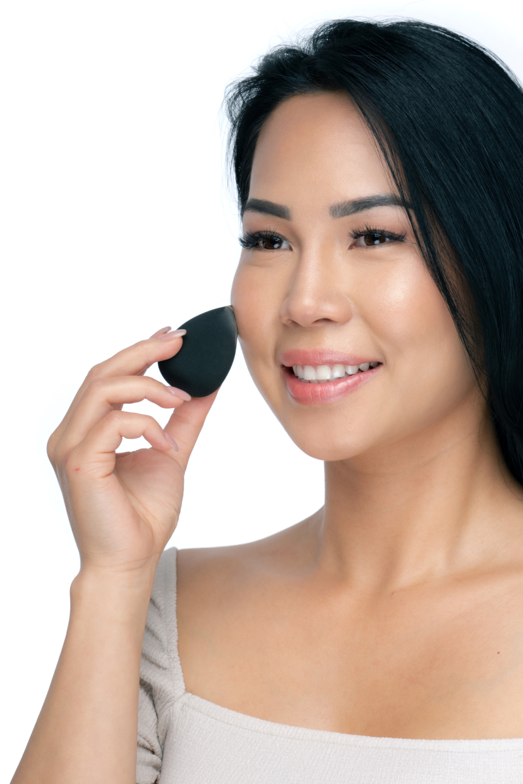 blendingspongeModel applying liquid foundation Model applying liquid foundation