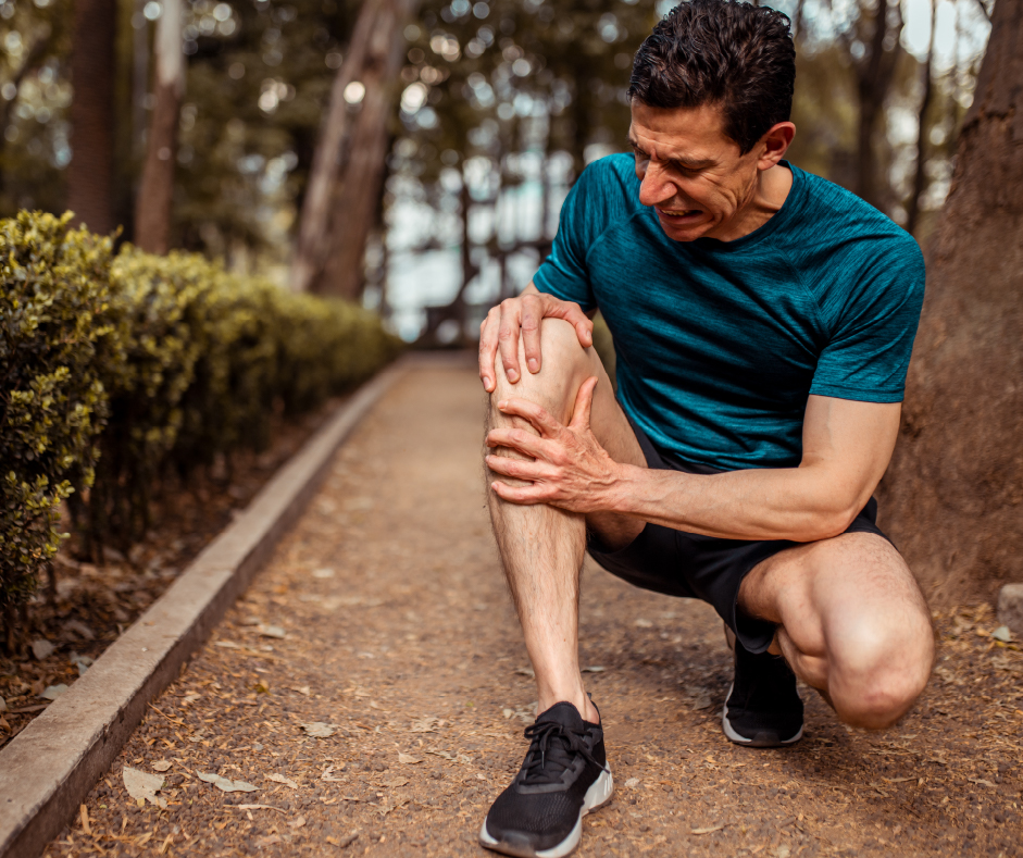 man experiencing knee pain while hiking